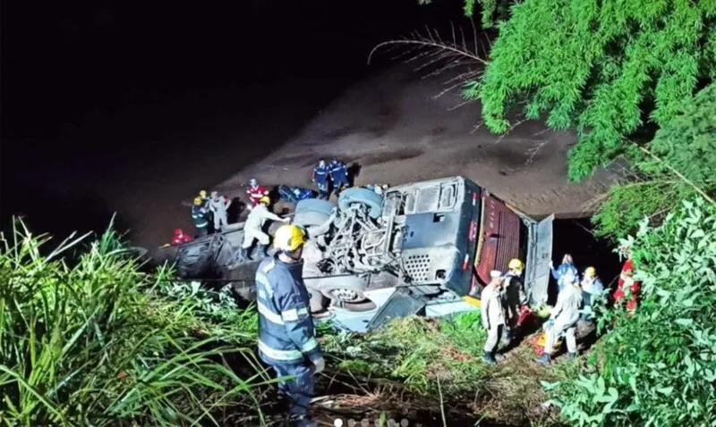 Segundo a concessionária que administra a rodovia o ônibus não respeitou a sinalização e invadiu a divisória entre as pistas da rodovia