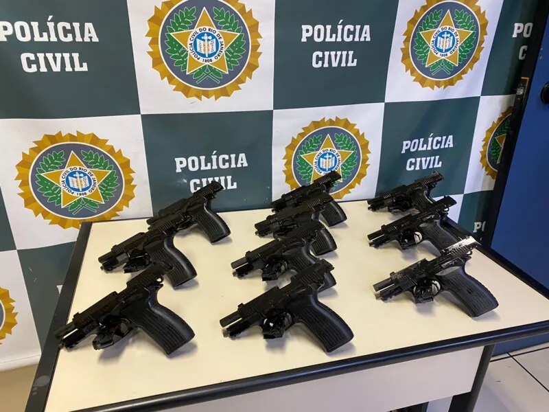 Pistolas apreendidas com os criminosos