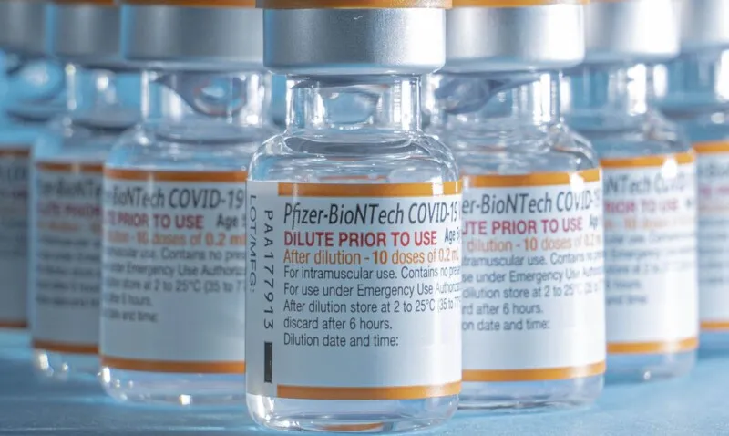 Governo federal espera receber 20 milhões de doses de vacinas pediátricas da Pfizer até o fim de março