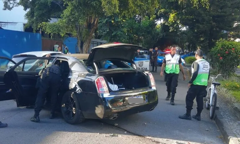 Veículo em que estavam os criminosos, após colisão na altura da Praça do Pomar