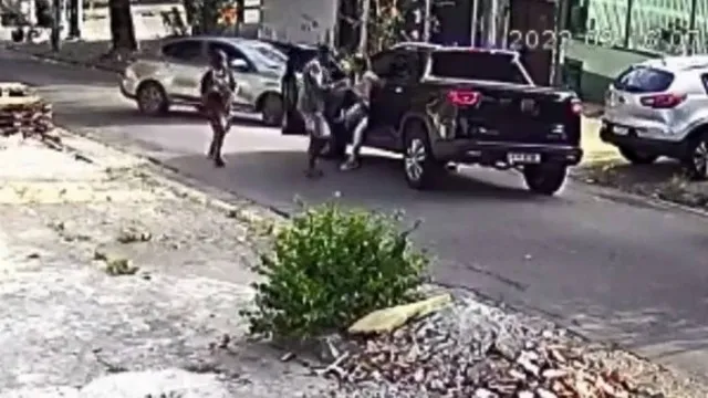 Imagens das câmeras de segurança no local