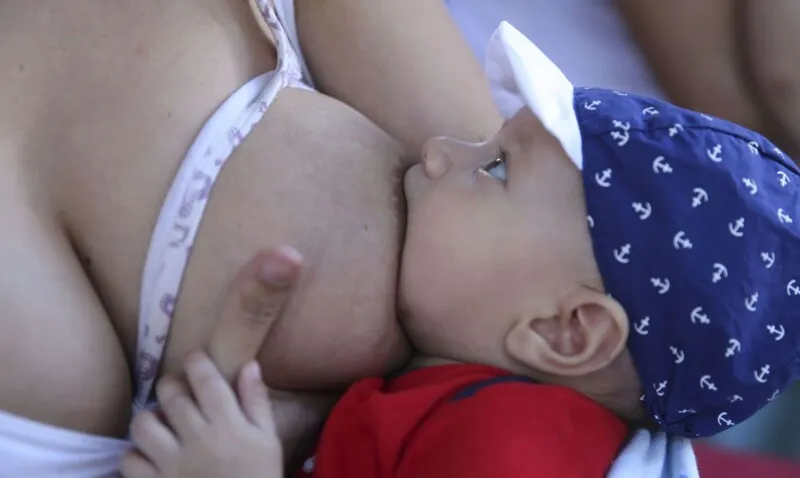 Aleitamento materno gera benefícios tanto em relação aos aspectos nutricionais e emocionais como na proteção contra doenças