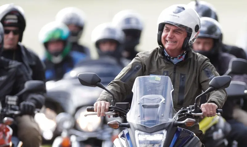 Motociata promovida por Jair Bolsonaro durante a pandemia