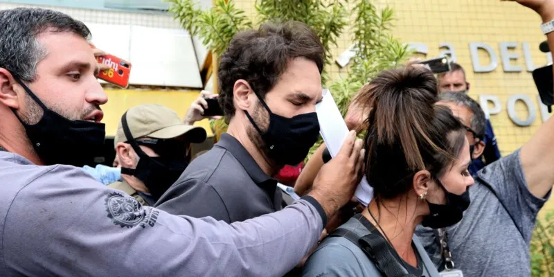Jairinho sendo escoltado para fora da delegacia