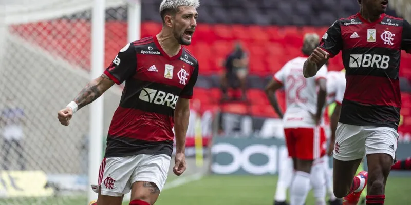 Giorgian De Arrascaeta em partida pelo Flamengo