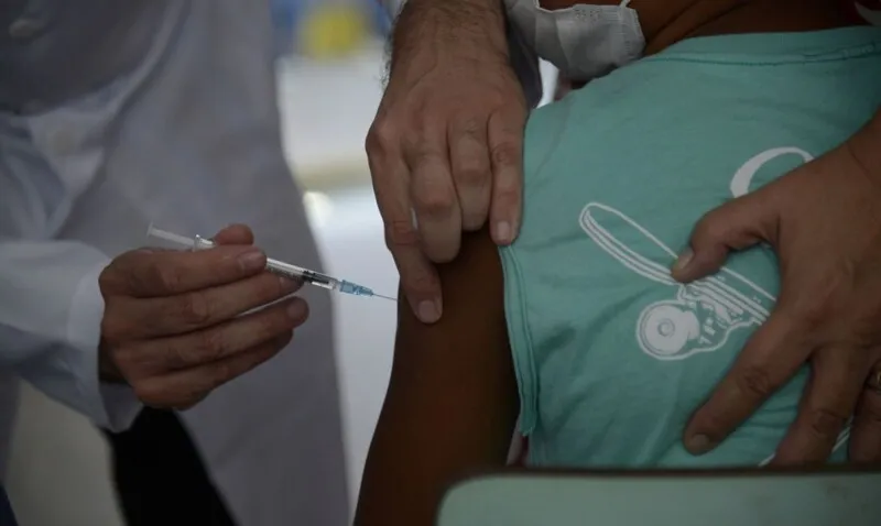 Anvisa aprovou a aplicação da CoronaVac em crianças e adolescentes com idade entre 6 e 17 anos nesta quinta-feria (20)