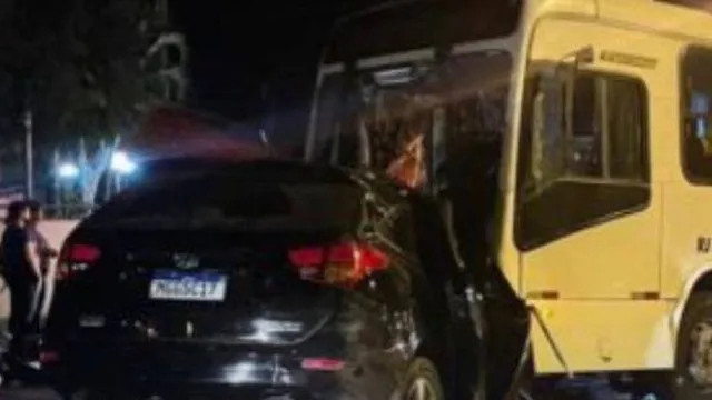 Colisão frontal entre o carro e o ônibus