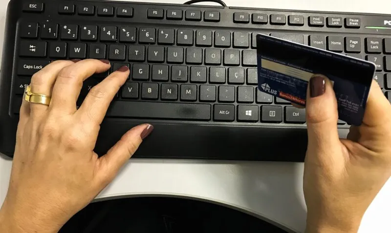Estudo Consumo Online Feminino no Brasil conversou com 500 compradoras online