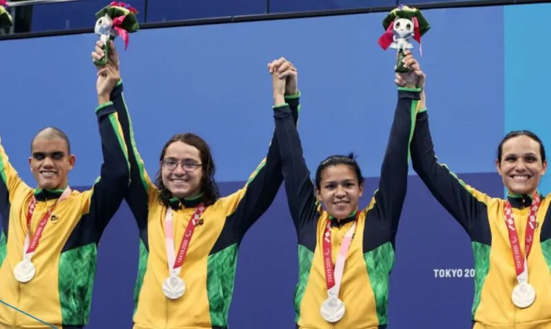 Brasil leva prata no revezamento 4x100 com tempo de 3min54s95