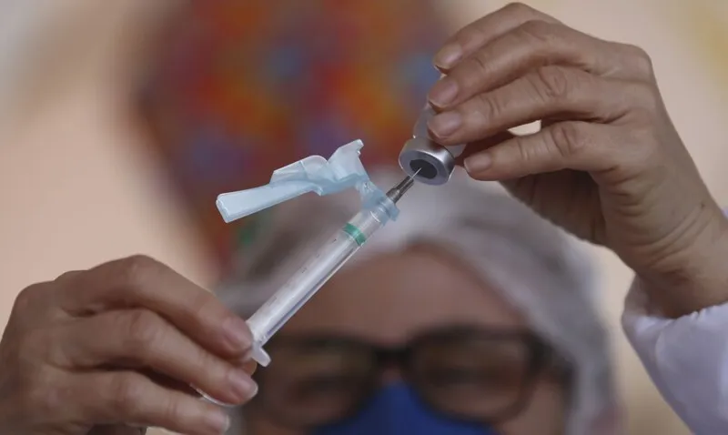 Os trabalhadores da saúde que tomaram a segunda dose em fevereiro também podem se vacinar a partir de hoje