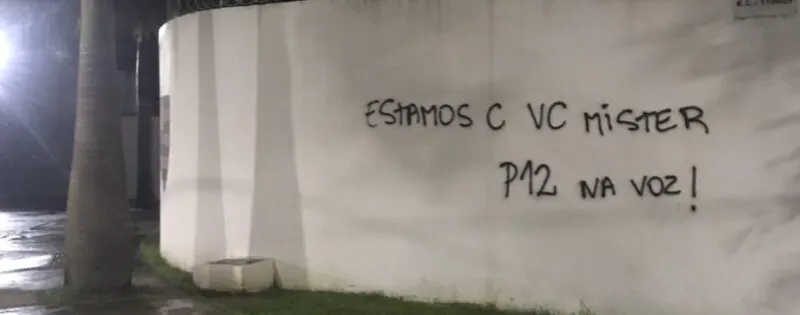 Pichação no muro do Ninho do Urubu
