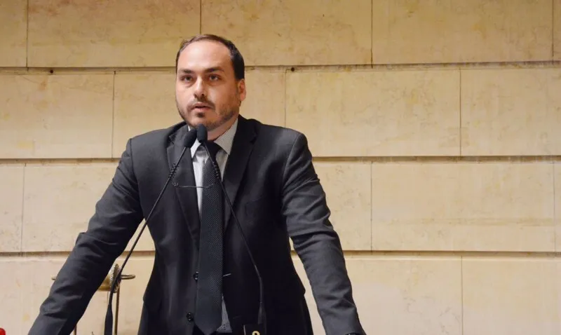 Imagem ilustrativa da imagem MP suspeita que dinheiro de "rachadinhas" era deixado dentro do gabinete de Carlos Bolsonaro na Câmara