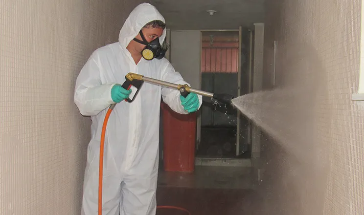  Vigilância em Saúde Ambiental da Secretaria Municipal de Saúde de São Gonçalo também realiza o trabalho de pulverização de inseticida para eliminar o mosquito Aedes aegypti