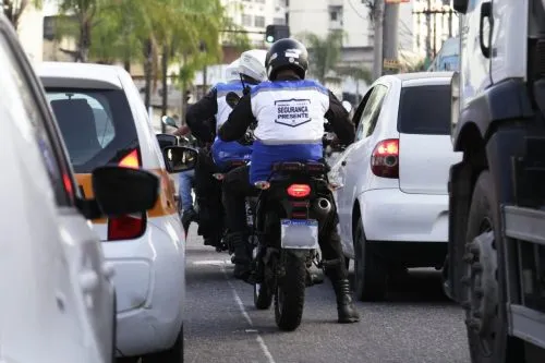 Dois reboques ajudaram no recolhimento das motos.