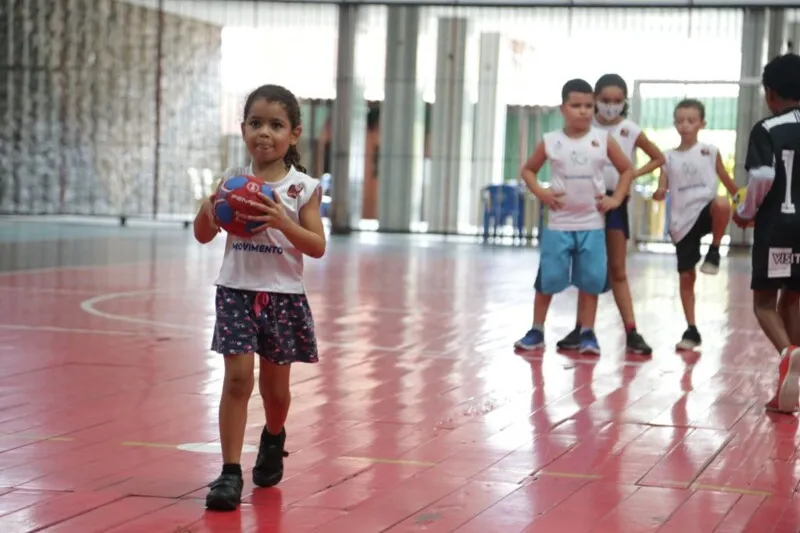 O handebol é um esporte que exige muita agilidade e gera um melhor condicionamento físico