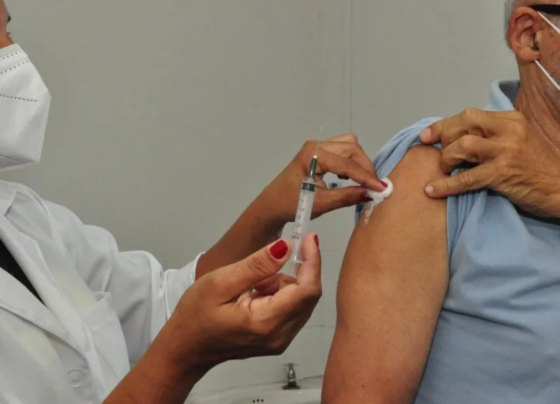 Itaboraí aplicará dose reforço em idosos na segunda