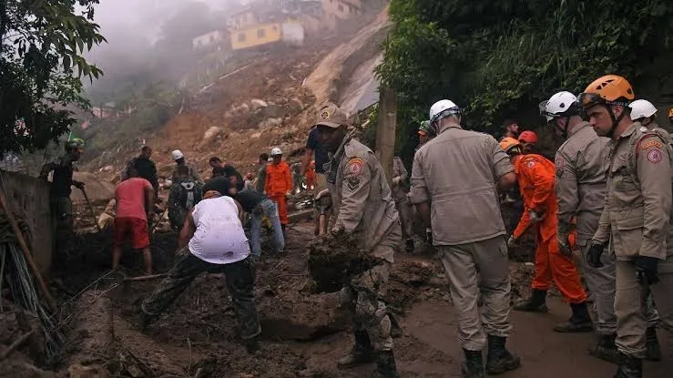 Drones e aeronaves também ajudam nas buscas
