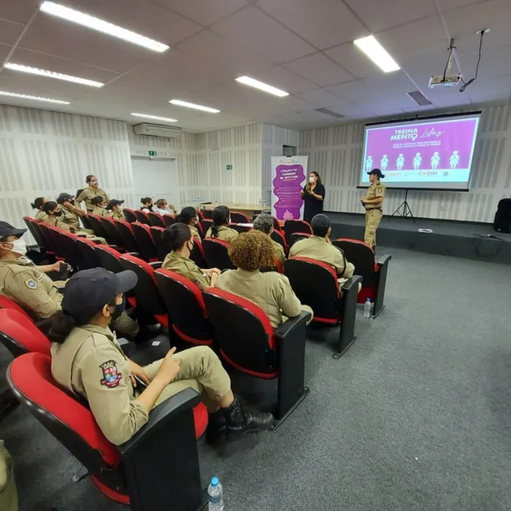 A turma foi composta de 60 mulheres.
