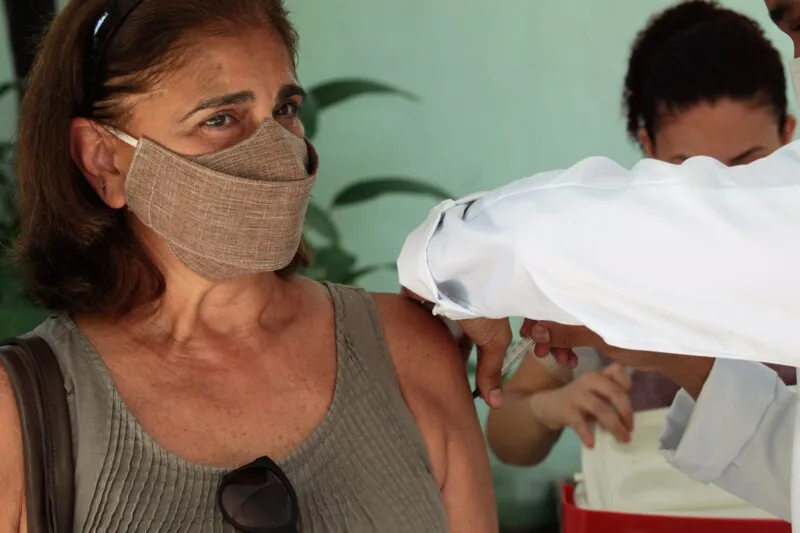 A diretora da Maternidade Alzira Reis, a médica Adriana Cersósimo, foi uma das primeiras a receber a dose de reforço nesta segunda-feira