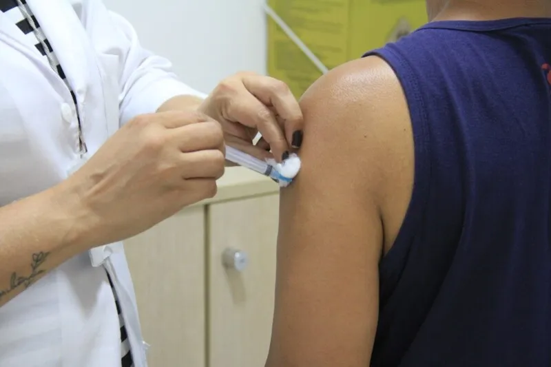 A população deve chegar aos pontos de vacinação uma hora antes do término da aplicação da vacina para que o expediente termine no horário previsto