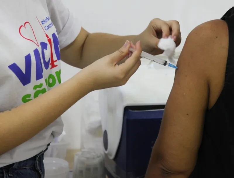 Desde o início da campanha, a cidade vacinou 733.744 pessoas com a primeira dose ou dose única
