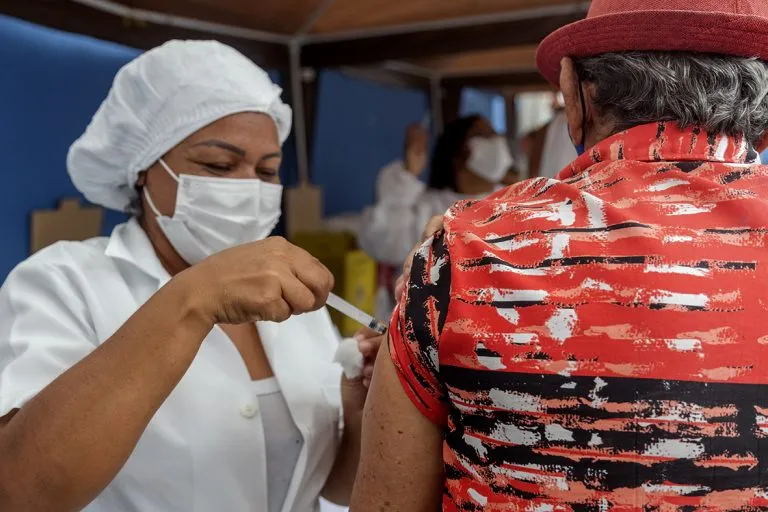  A dose adicional dos imunossuprimidos está sendo aplicada naqueles que têm mais de 28 dias de intervalo da segunda dose