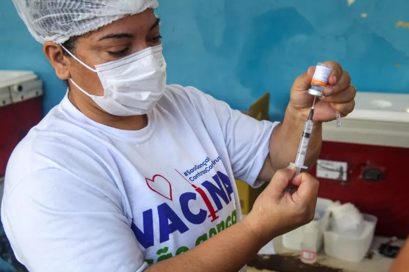 Embora a vacinação evite a forma mais agressiva da doença, ela não evita a contaminação