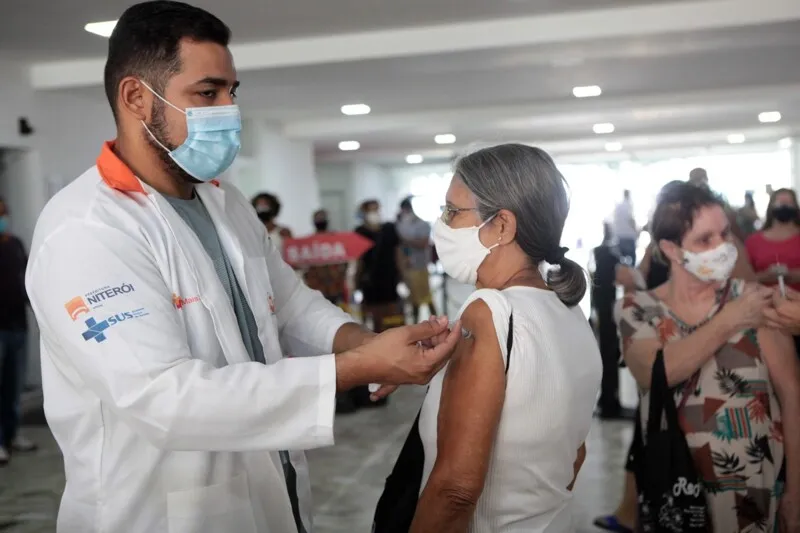 A quarta dose do imunizante já está disponível nas unidades de saúde do município para imunossuprimidos