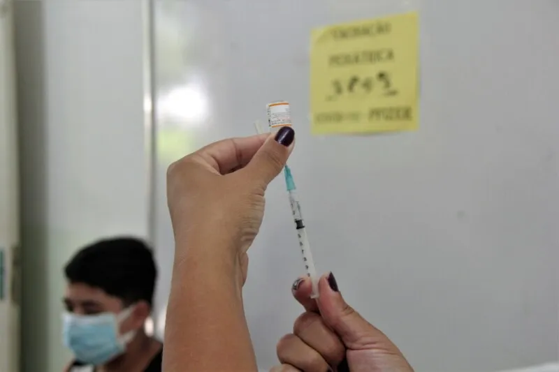 Para receber o imunizante, as crianças precisam ter intervalo de 15 dias de qualquer vacina