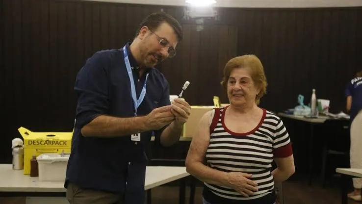 Laila Simão foi a primeira a receber a quarta dose no Rio