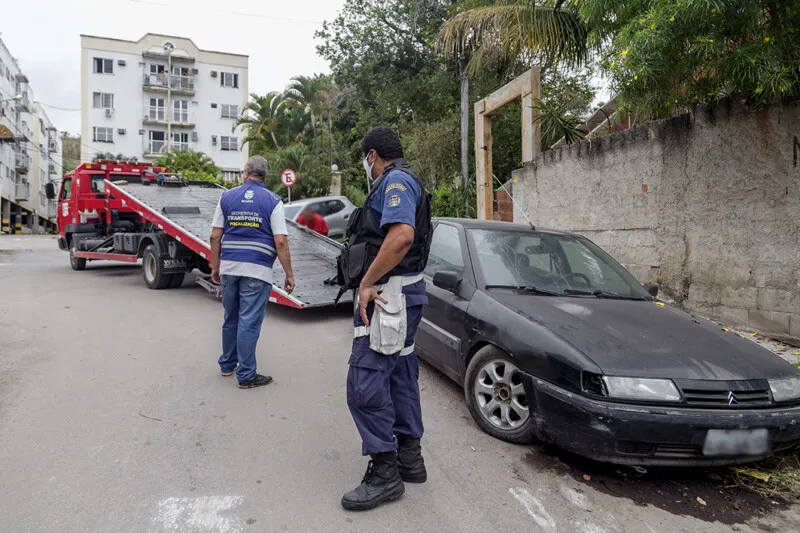 A população tem um canal de denúncias exclusivo para remoções de automóveis abandonados