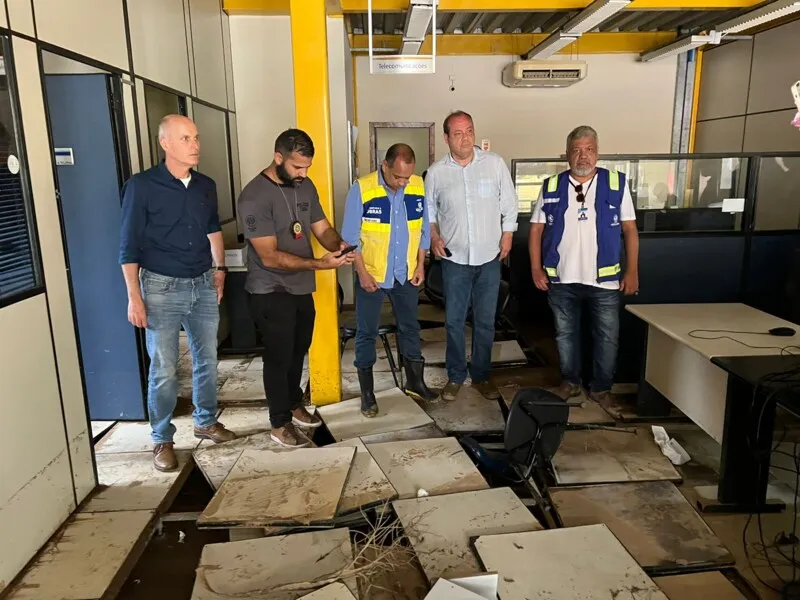 Com boa parte do prédio destruído, o Governo do Estado autorizou a reforma imediata da unidade policial