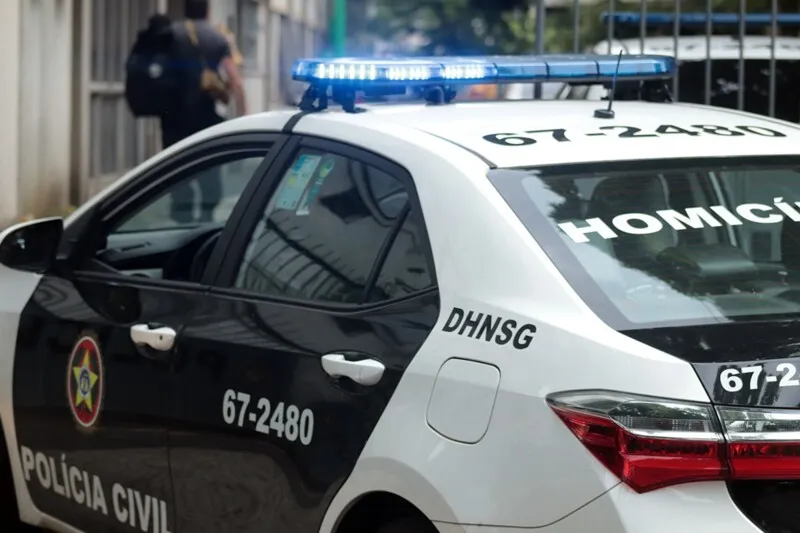 Agentes da Divisão de Homicídios de Niterói,  Itaboraí e São Gonçalo estão no local