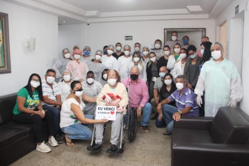 Dona Generoza teve a alta comemorada pelos profissionais da unidade hospitalar