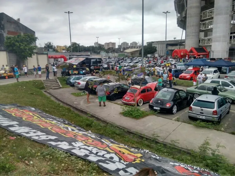 Evento no engenhão reuniu vários proprietários de veículos rebaixados
