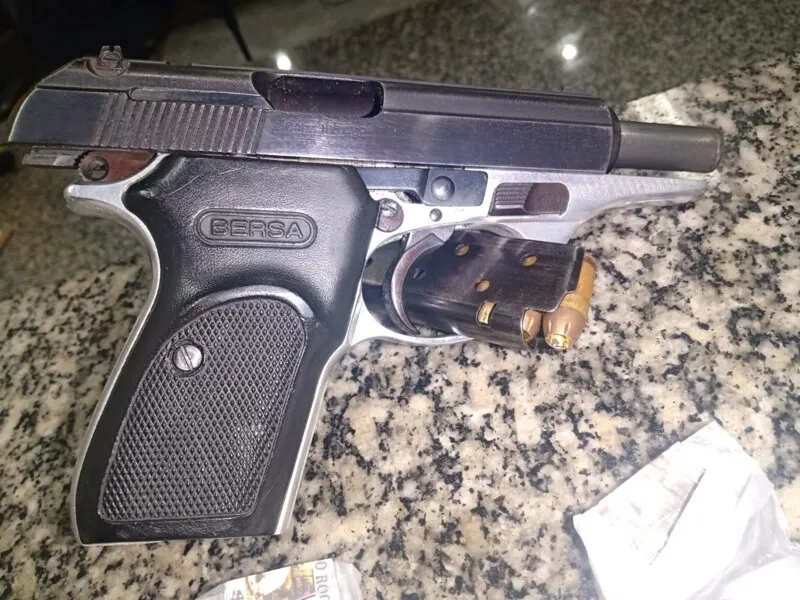Uma pistola foi apreendida 