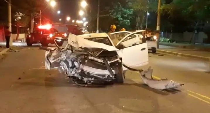Carro ficou destruído após a colisão