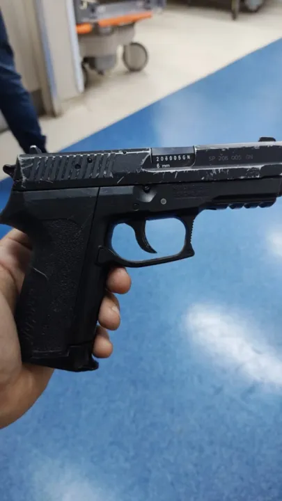 Polícia apreendeu um simulacro de pistola 
