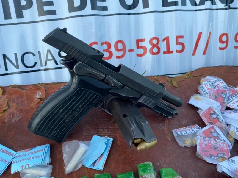 Armas e drogas foram apreendidos