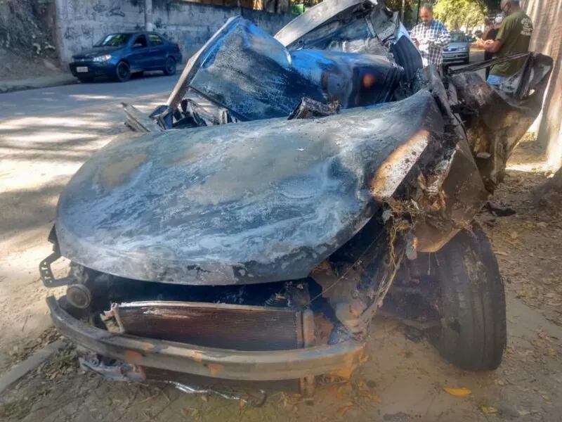 Carro ficou destruído após o fogo e a colisão