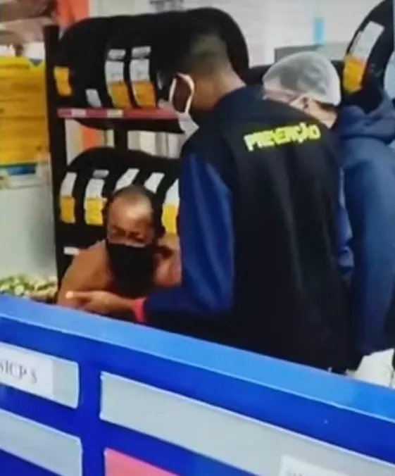 Homem foi obrigado a ficar de cueca para provar sua inocência