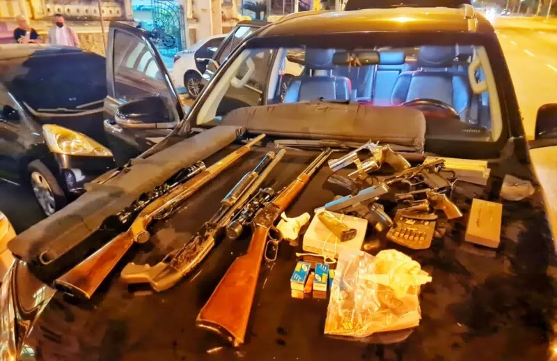 PM apreendeu com ele sete armas, 361 munições e cinco carregadores