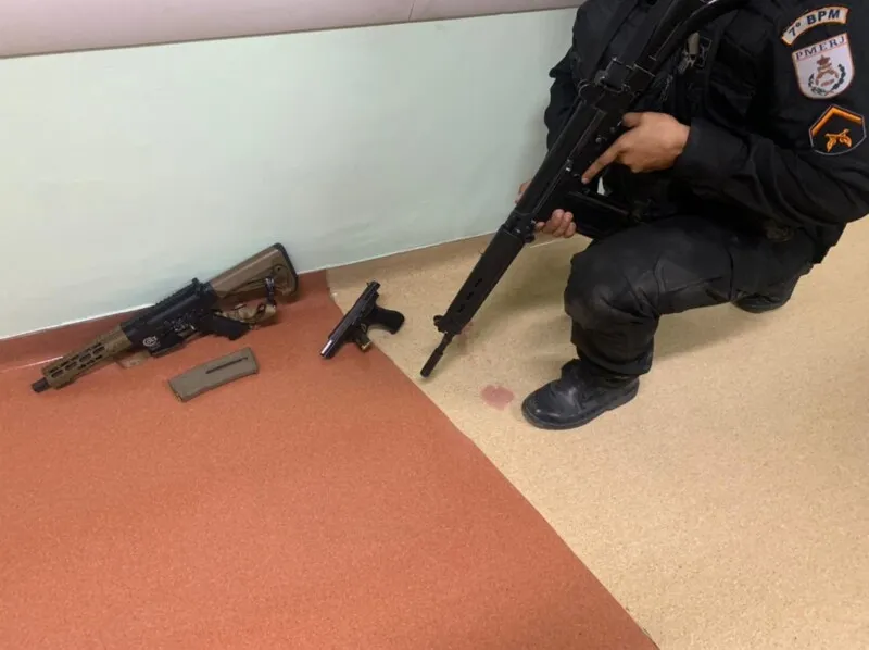 Com eles, a polícia apreendeu as duas armas