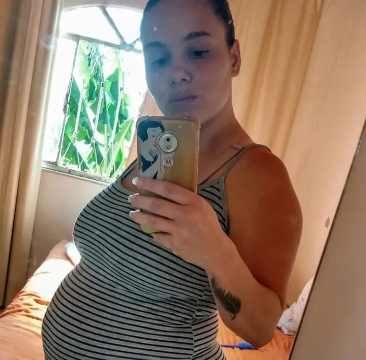 A mãe Thamires na espera de seu filho Oliver