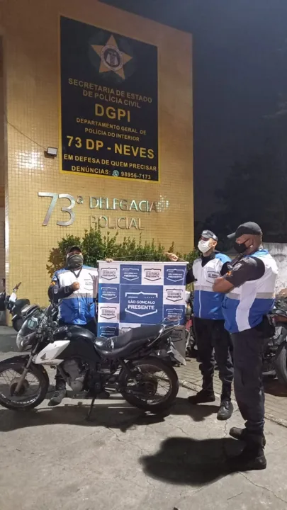 Policiais realizaram a apreensão da moto