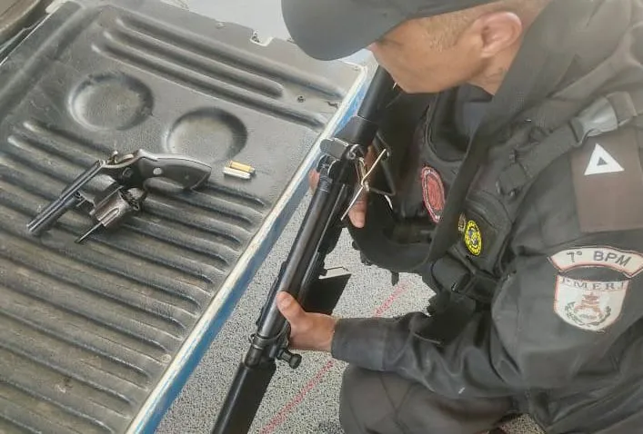 Uma arma foi apreendida 