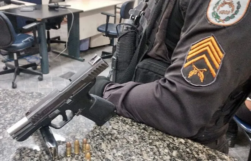 Polícia apreendeu uma pistola 