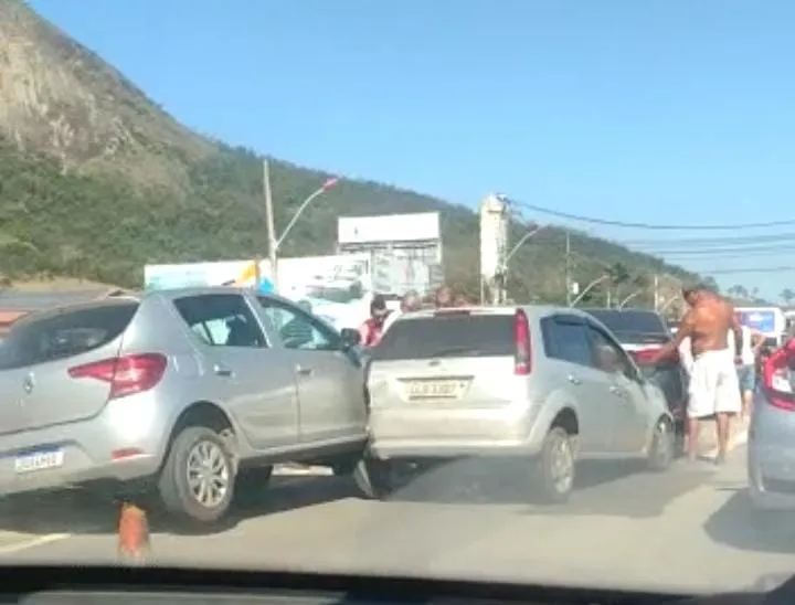 Colisão envolveu pelo menos cinco veículos