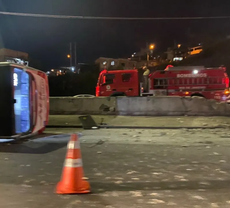 Ônibus tombou na pista