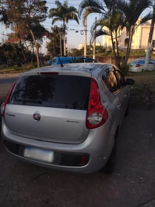 Um dos carros recuperados foi um Palio na cor prata 